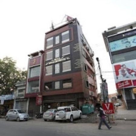 Hotel Surya Continental Lakhnau Kültér fotó